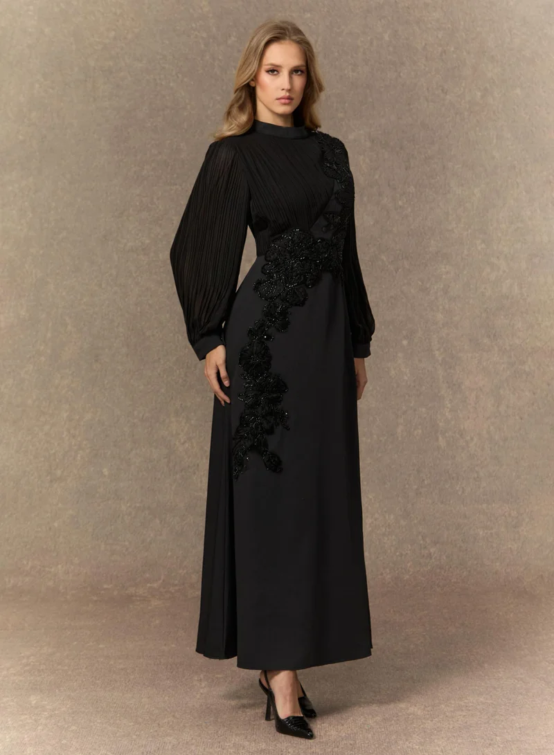 سنفير فستان ماكسي مطرز بالزهور باللون الأسود بلمعان مبهج